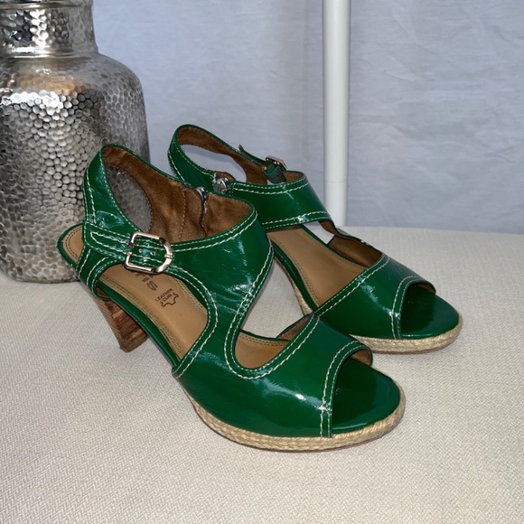 Tamaris (39) green patent leather sandals with stacked wooden heels. - Picture 8 of 12